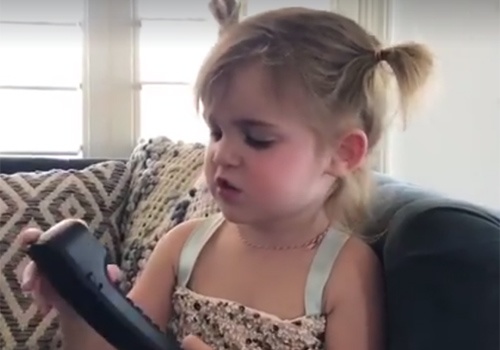 Be gai phan ung de thuong khi su dung dien thoai cuc gach hinh anh