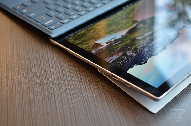 Can canh Surface Pro 2017 anh 3