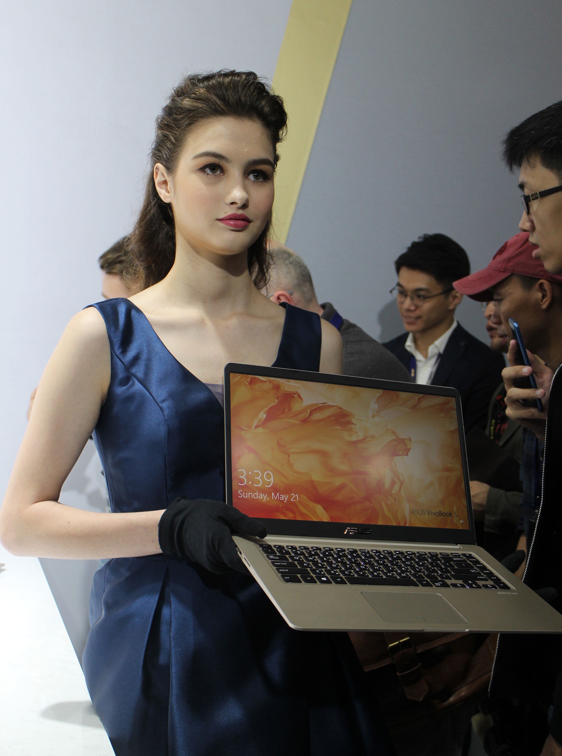 Asus tung ZenBook Flip S anh 1