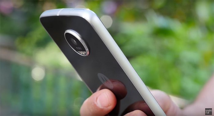Moto Z2 Play ra mat: Mong, nhe hon, phu kien an tuong hinh anh