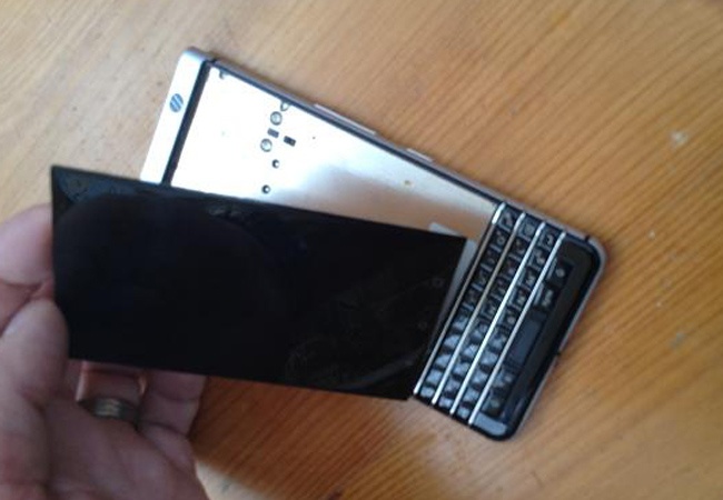 Nghi van man hinh cua BlackBerry KeyOne de bi bung nap hinh anh