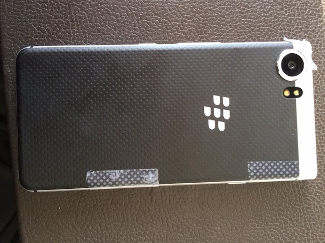 Man hinh BlackBerry KeyOne bung nap anh 2
