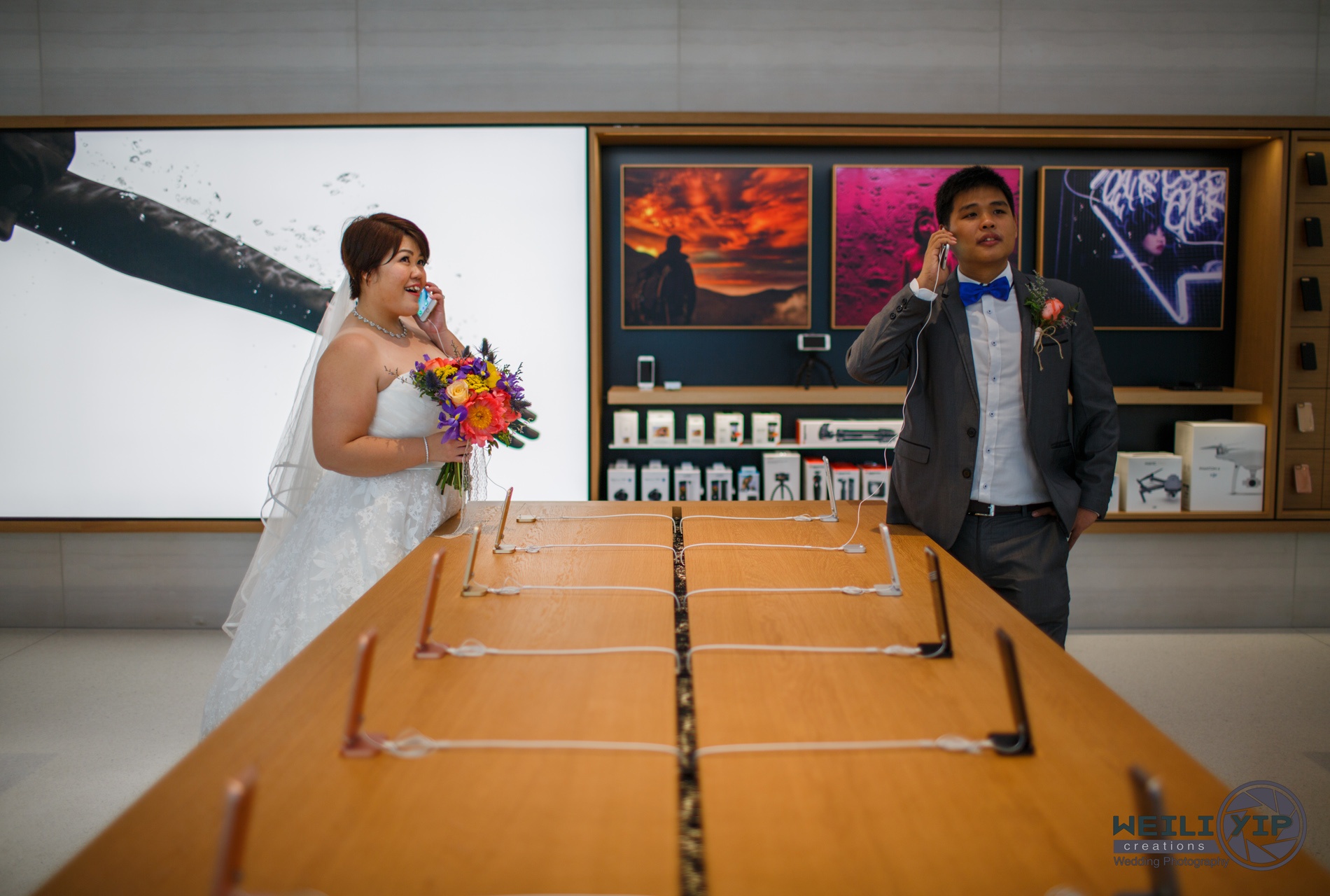 Fan cuong 'Tao' chup anh cuoi ben trong Apple Store hinh anh