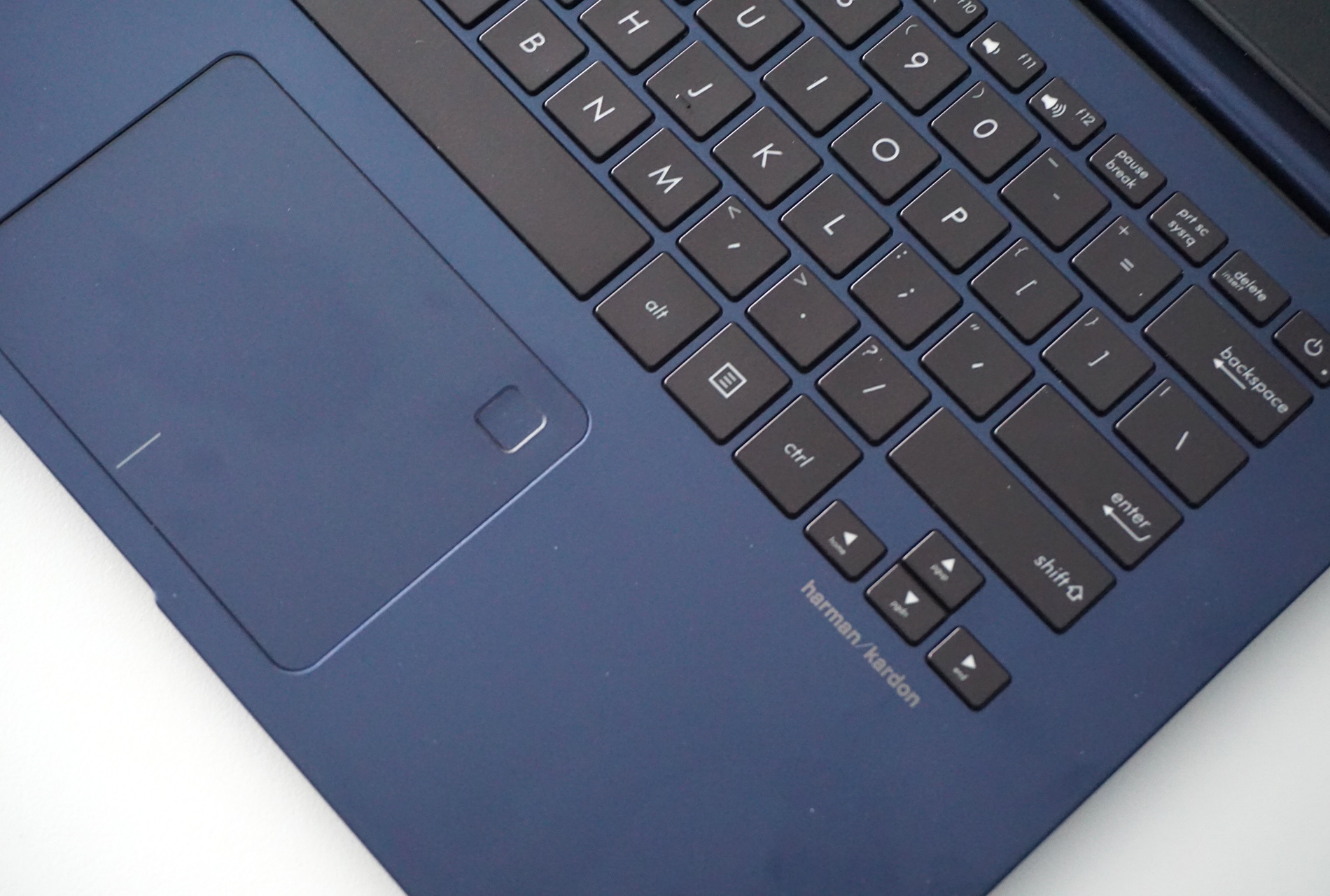 Can canh Asus ZenBook UX430 anh 8