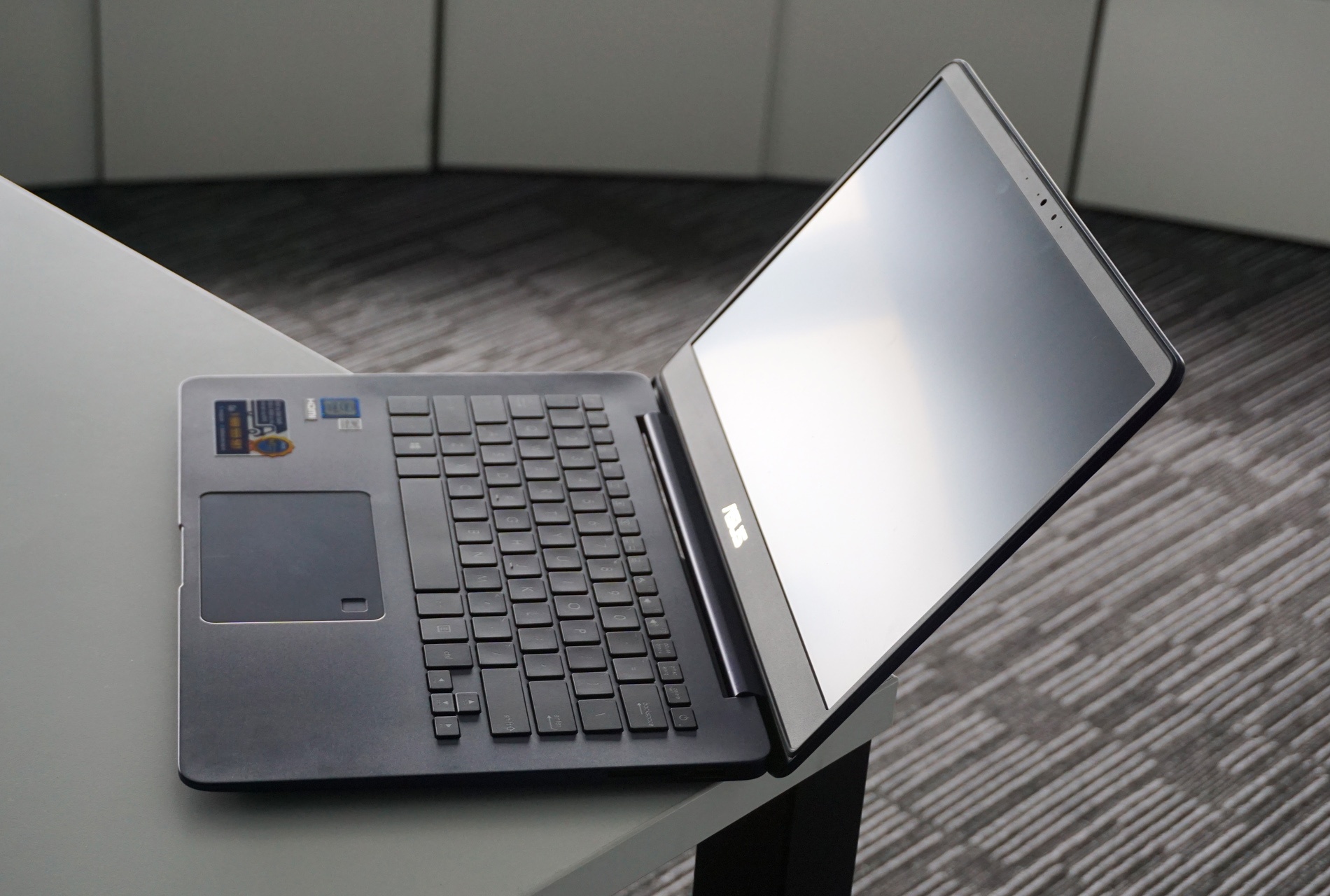 Can canh Asus ZenBook UX430 anh 13