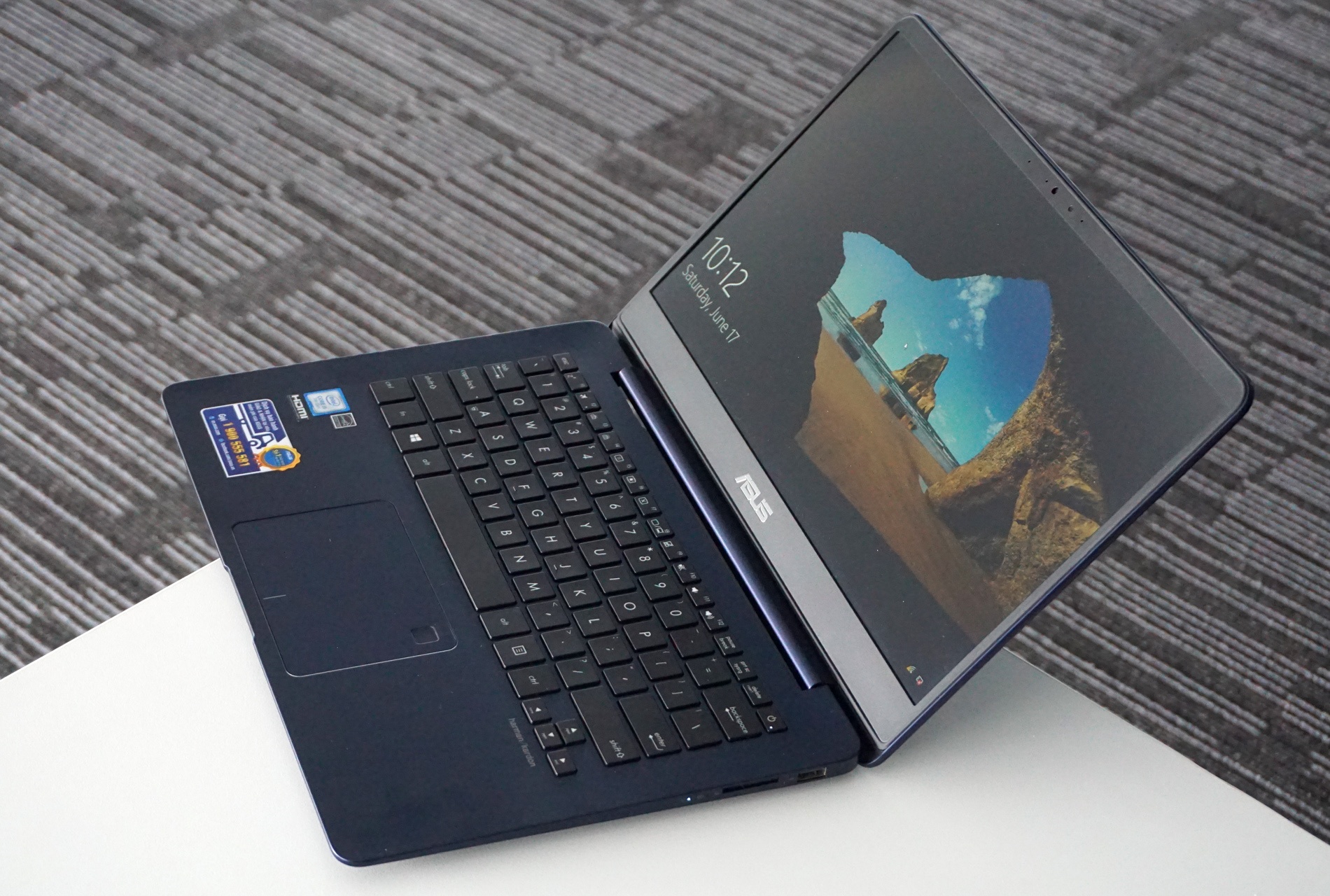 Can canh Asus ZenBook UX430 anh 1