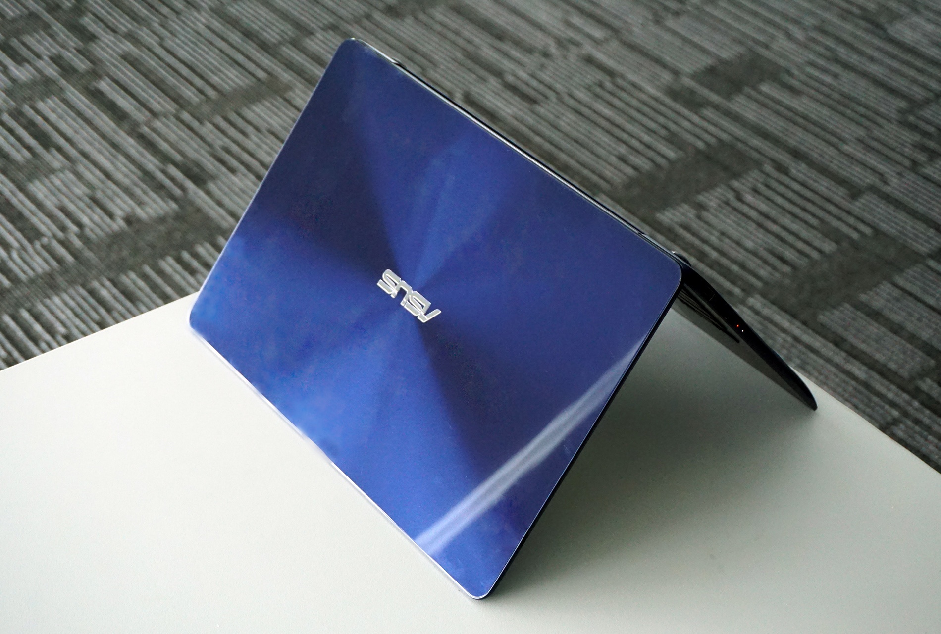 Can canh Asus ZenBook UX430 anh 3