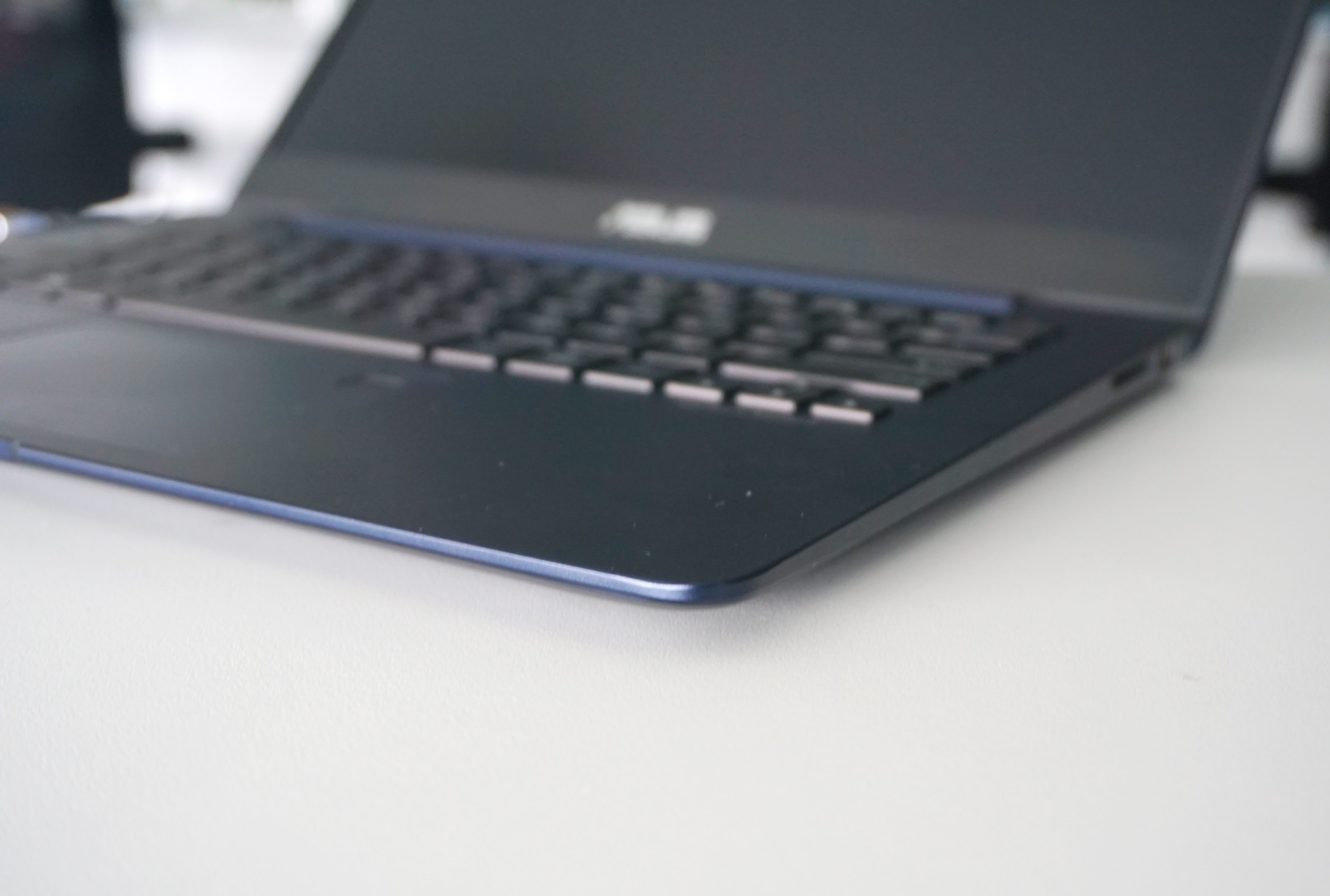 Can canh Asus ZenBook UX430 anh 4