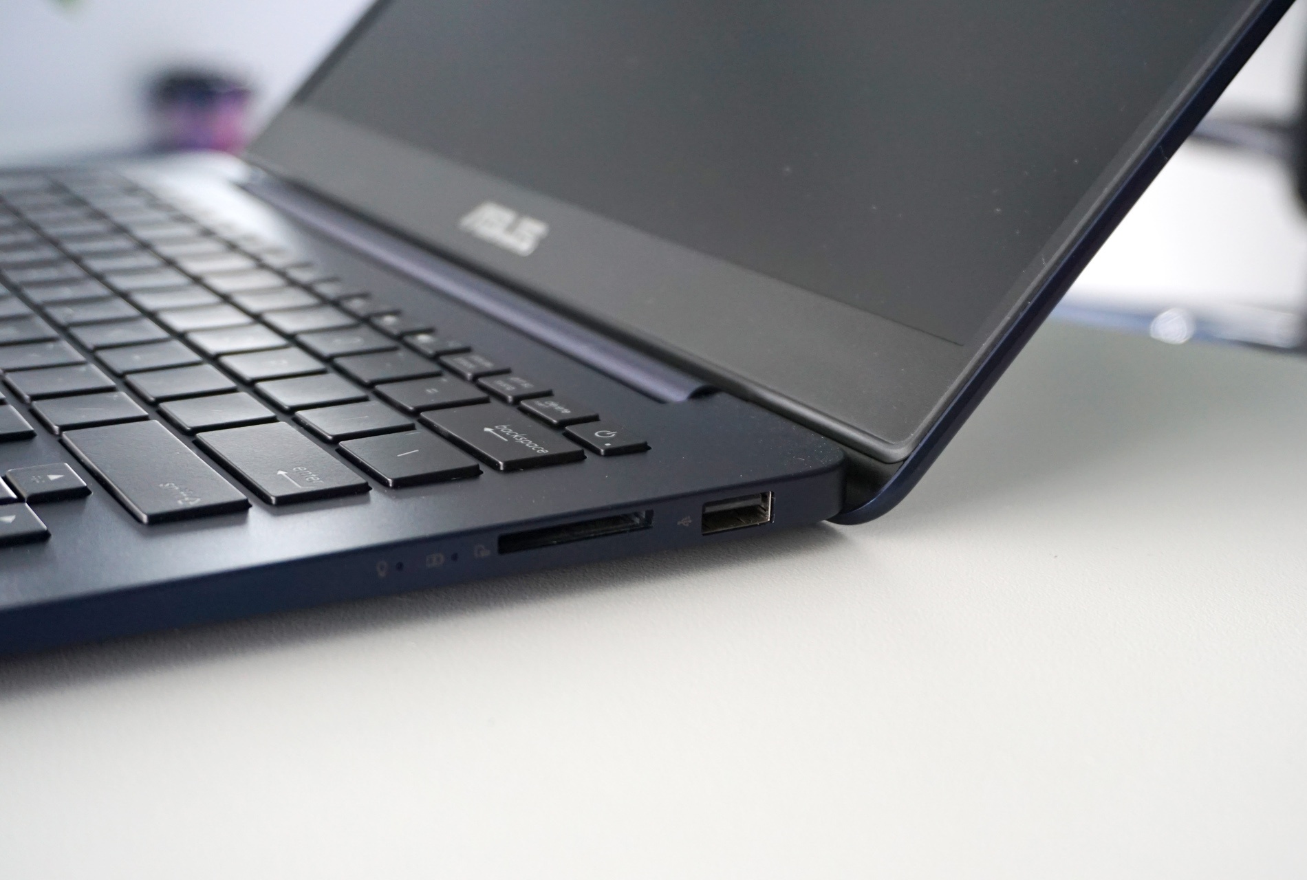 Can canh Asus ZenBook UX430 anh 5