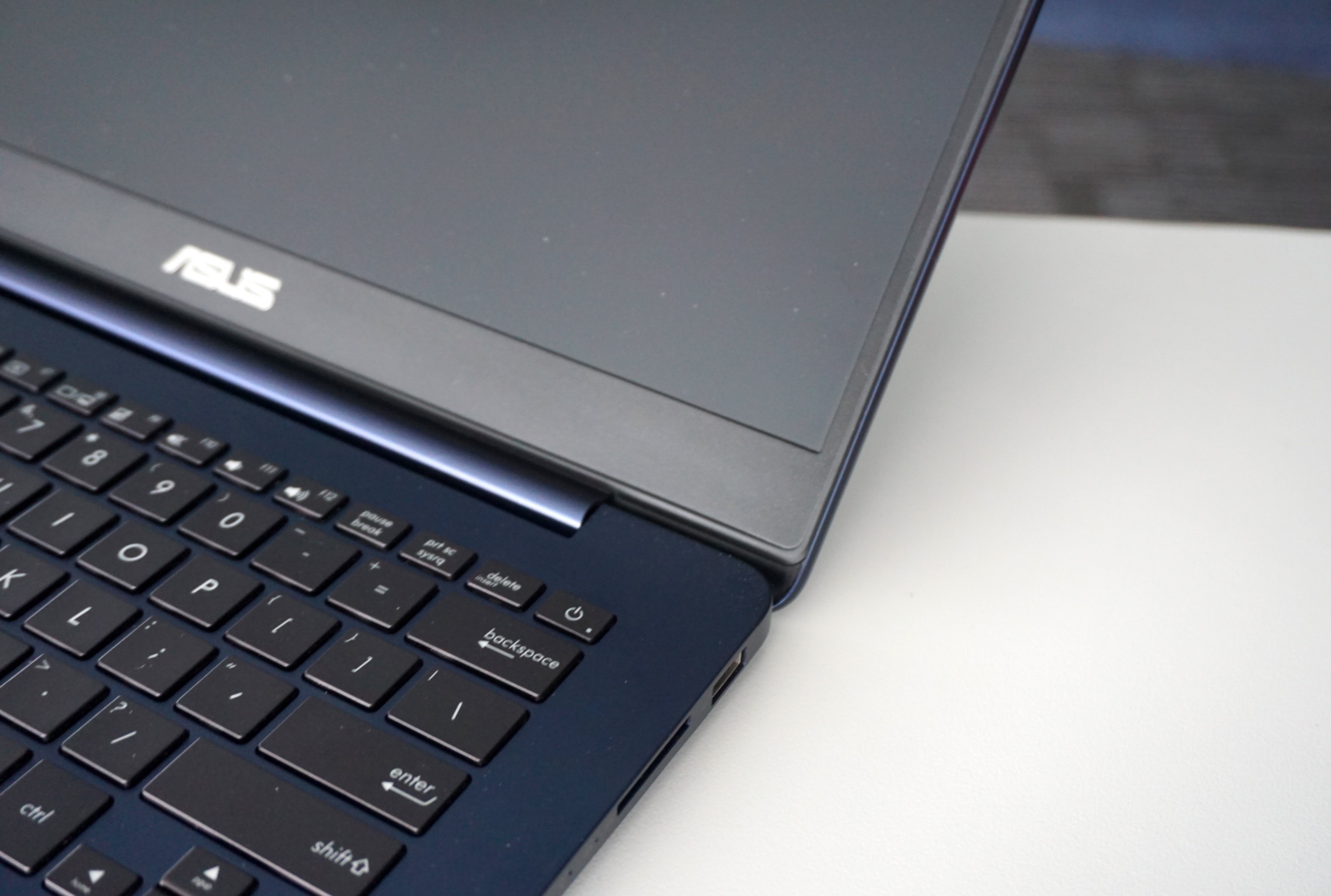 Can canh Asus ZenBook UX430 anh 6