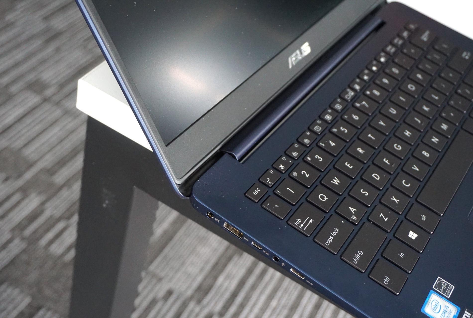 Can canh Asus ZenBook UX430 anh 7