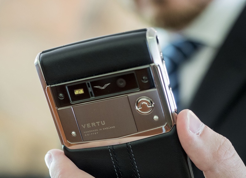 Vertu bat tay TCL san xuat smartphone sieu sang hinh anh