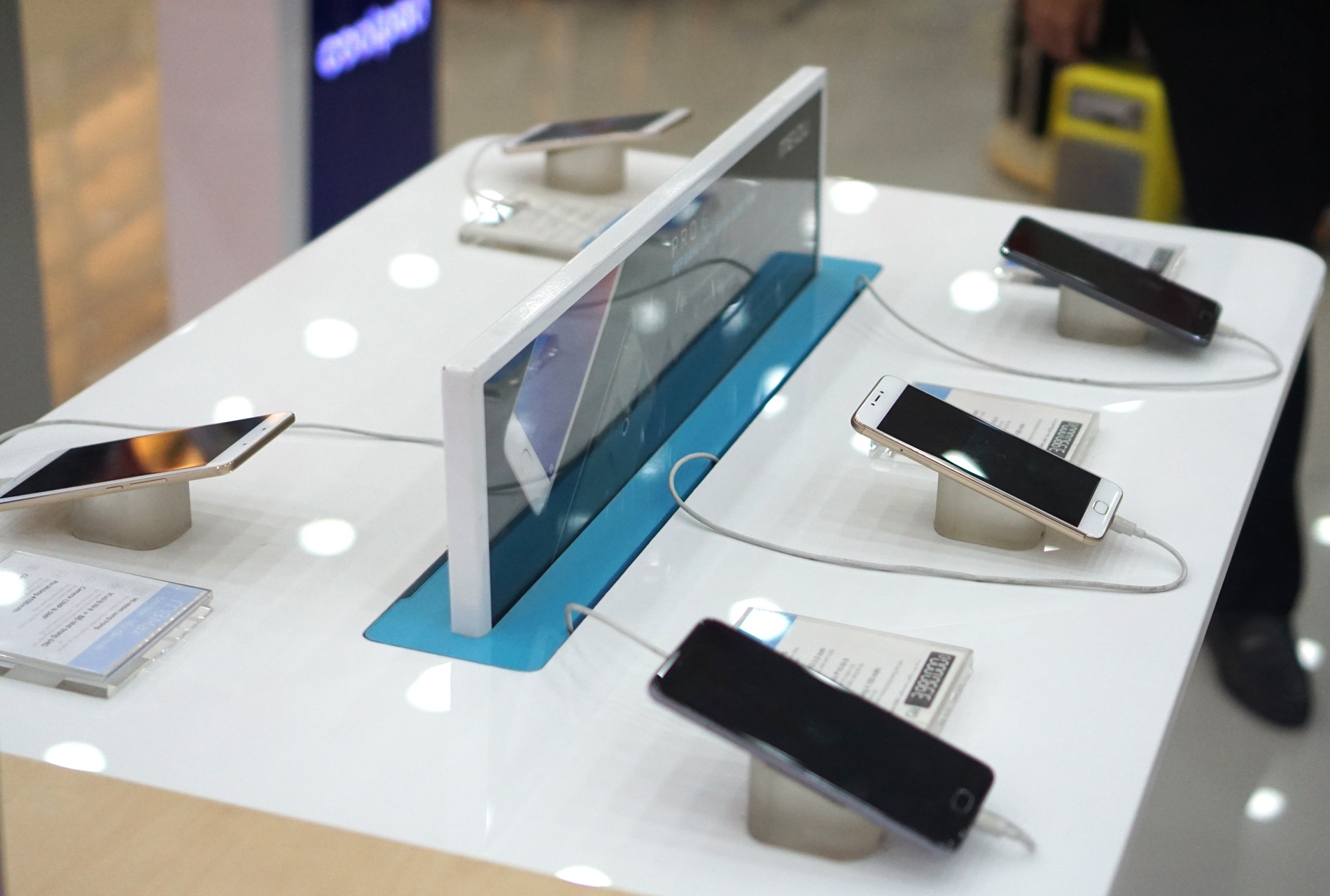 Smartphone tu nhieu thuong hieu lon bien mat khoi ke hang hinh anh