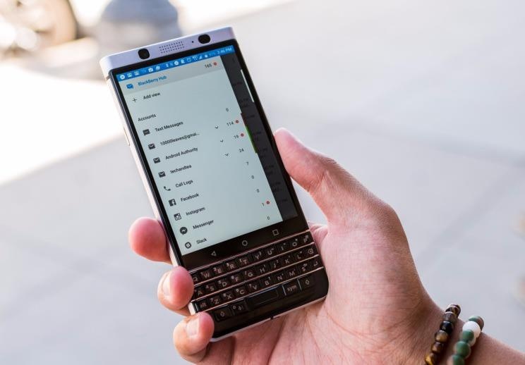 6 smartphone dang cap chua co hang chinh hang tai VN hinh anh