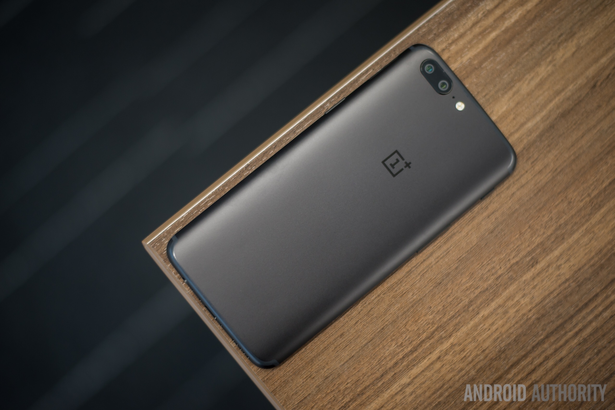 nhung smartphone khong co hang chinh hang anh 5