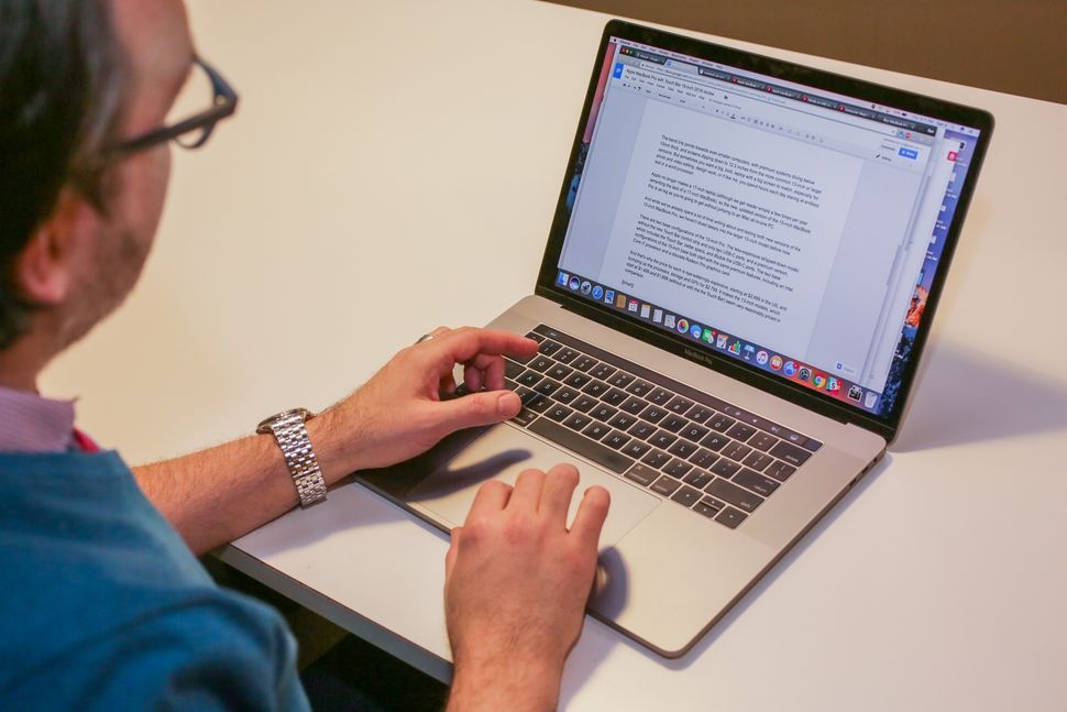 Doanh so laptop, PC xuong thap nhat trong 10 nam qua hinh anh