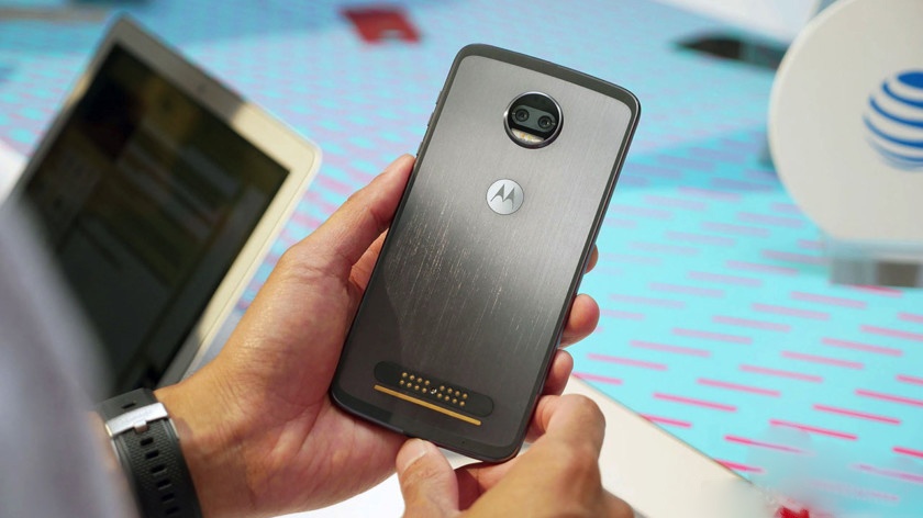 Moto Z2 Force ra mat doi dau Galaxy S8, OnePlus 5 hinh anh