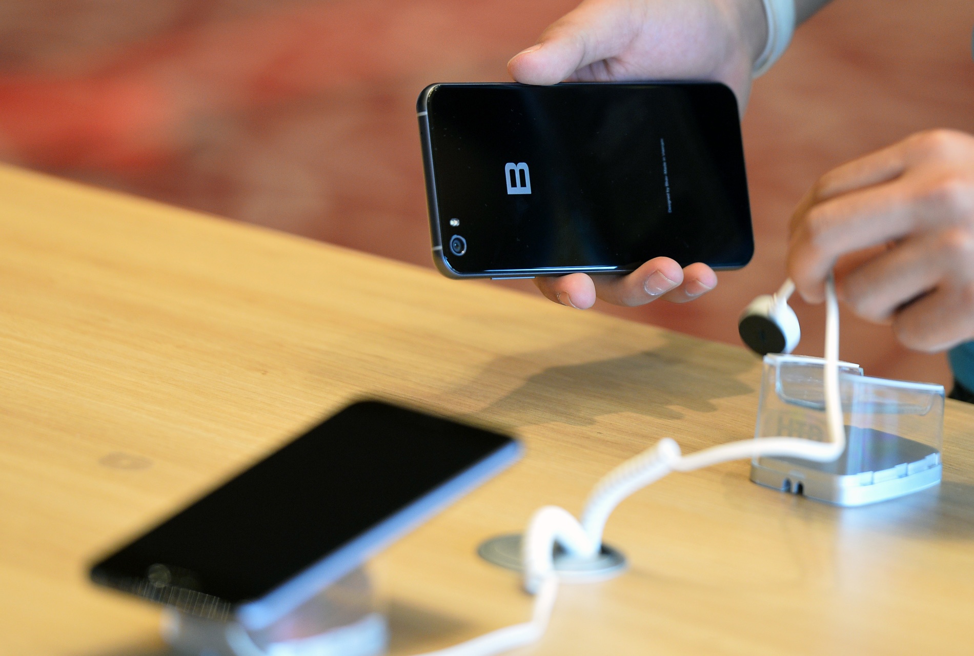 Bphone 2017 bị ném đá ảnh 2 Bphone 2017 bi nem da anh 2