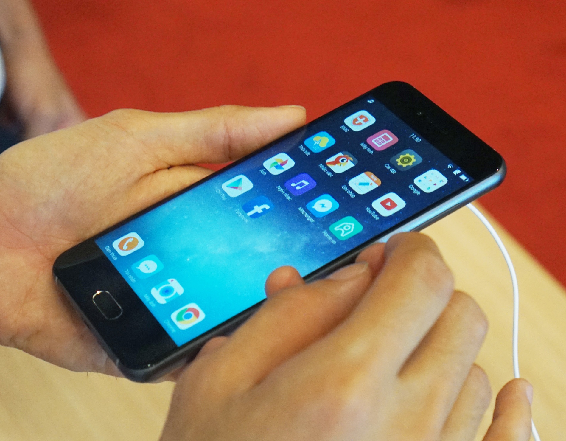 Ong Nguyen Tu Quang gioi thieu Bphone 2017 hinh anh