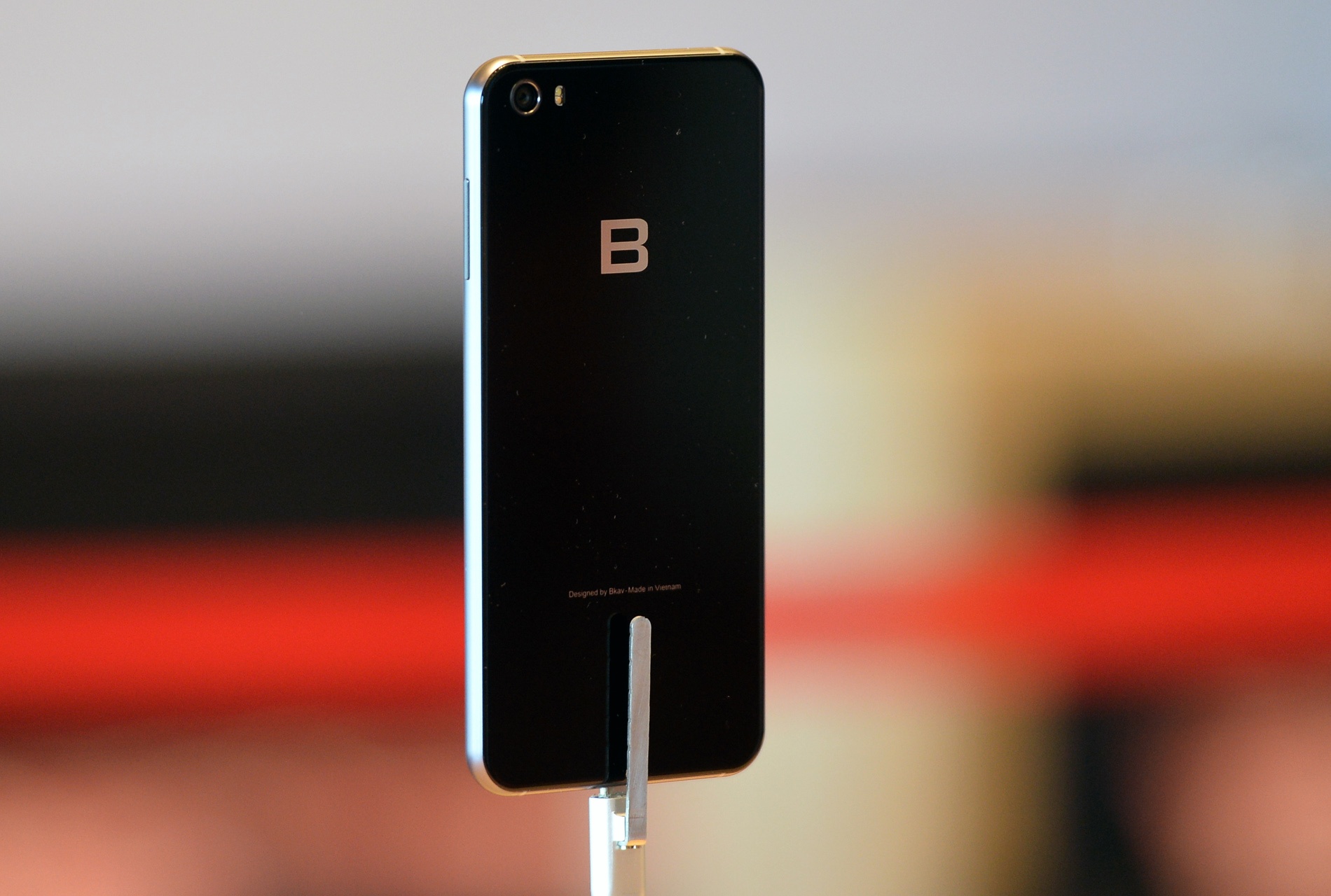 Ly giai thiet ke Bphone 2017 anh 1