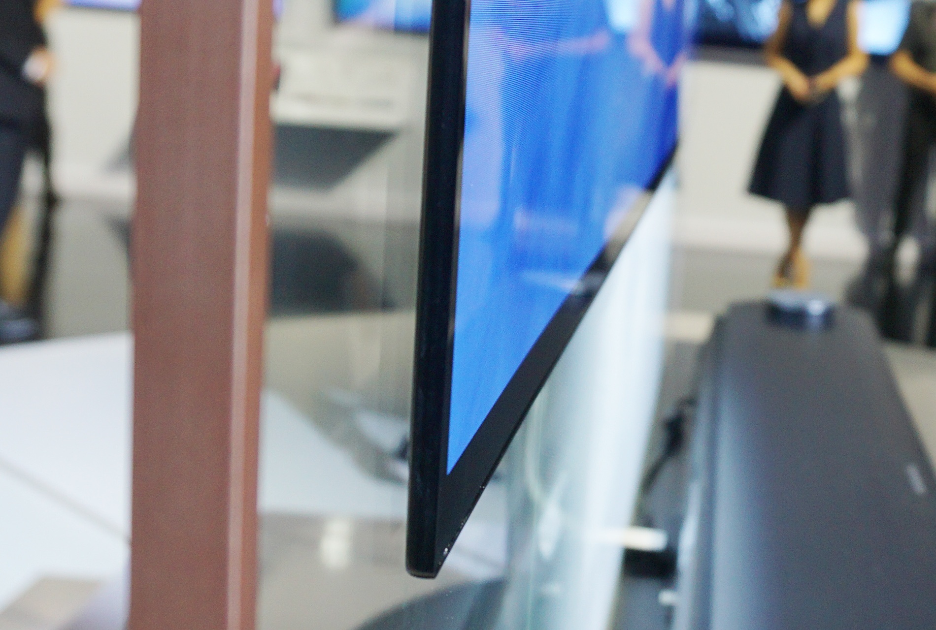 TV LG Signature W gia bao nhieu anh 2