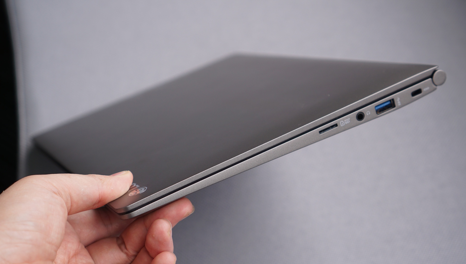 can canh LG Gram anh 4