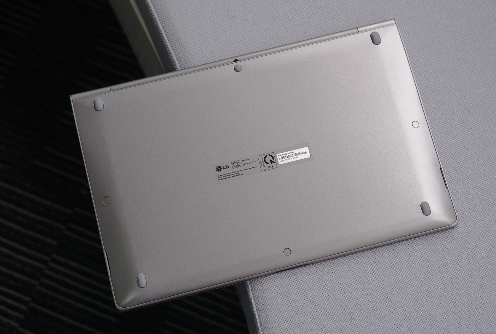 can canh LG Gram anh 8