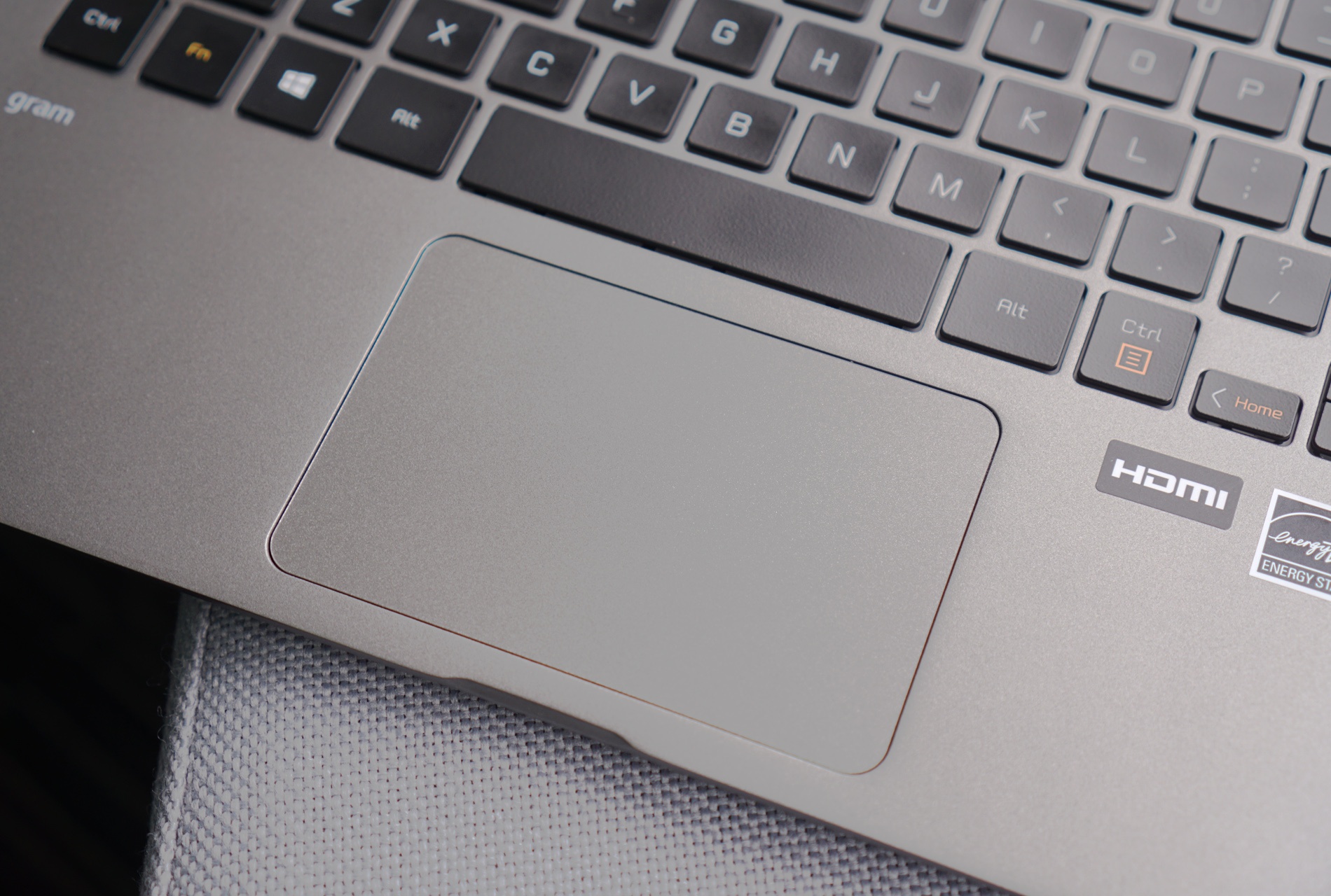 can canh LG Gram anh 10