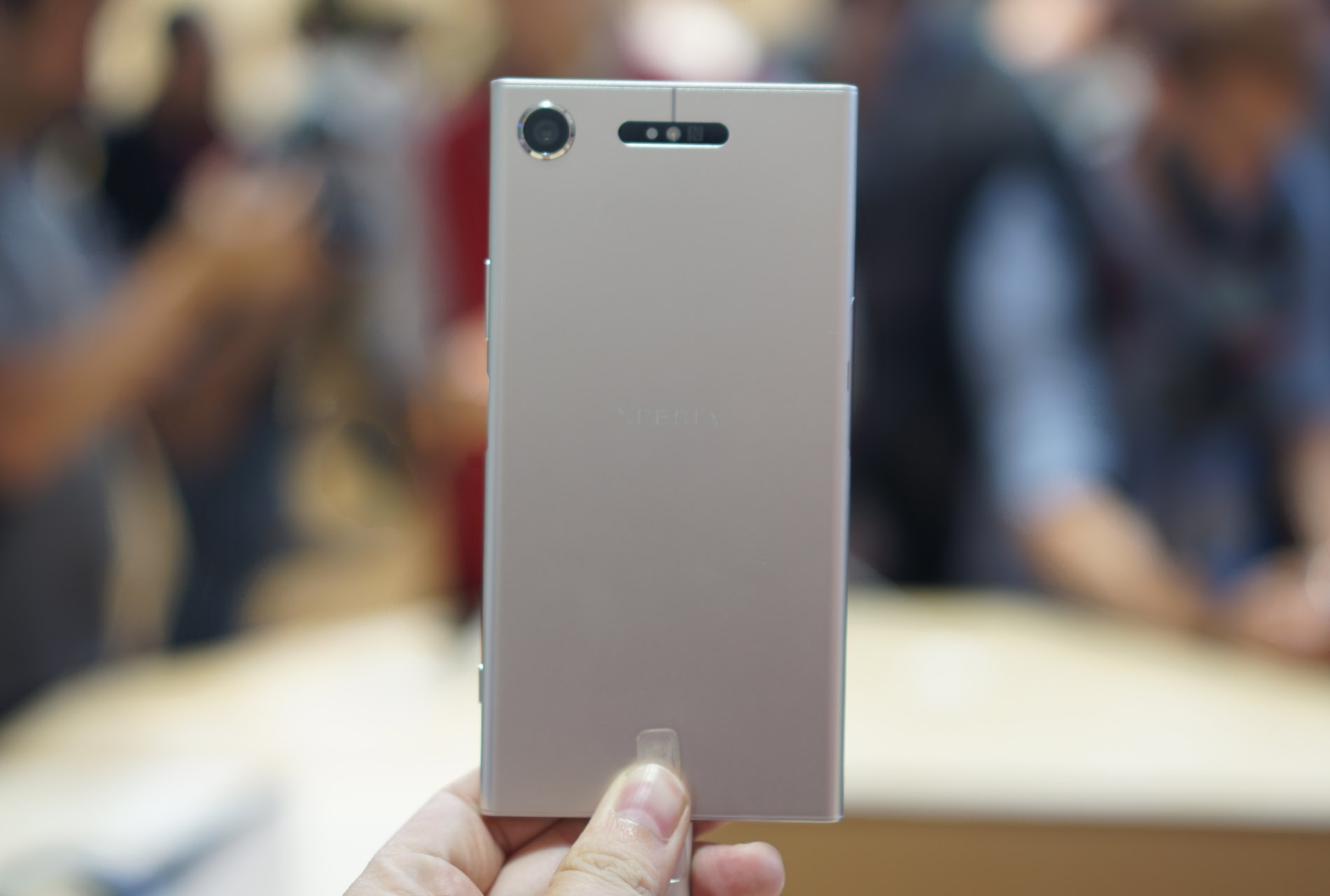 Anh thuc te Xperia XZ1: Khong dot pha nhung dang cap hinh anh