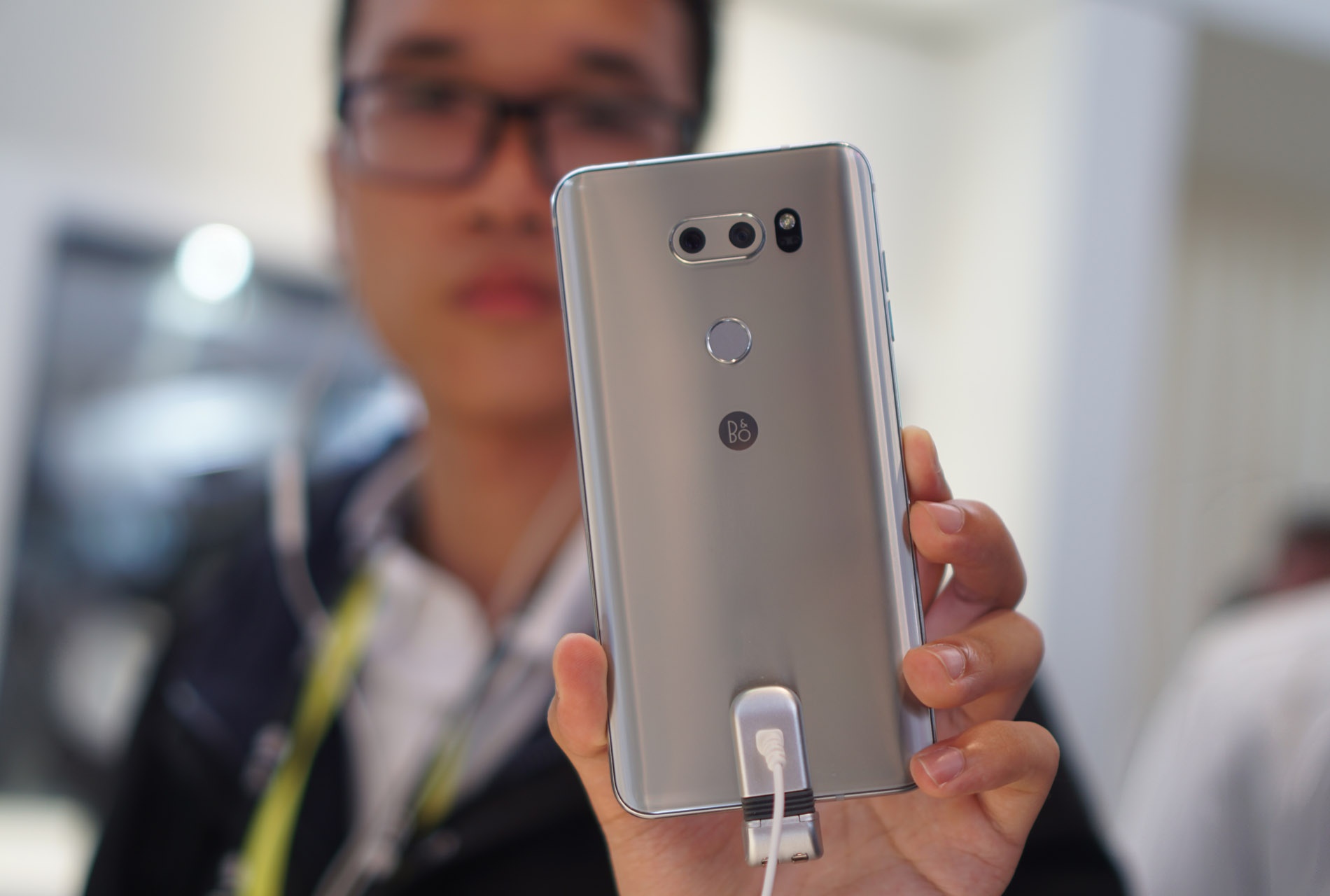 Anh thuc te LG V30: Dinh cao cua dien thoai Android hinh anh