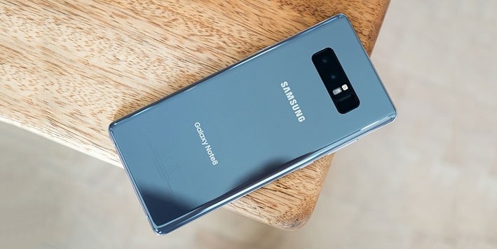 Smartphone 1.000 USD: Cang dat, nguoi mua cang hao hung hinh anh