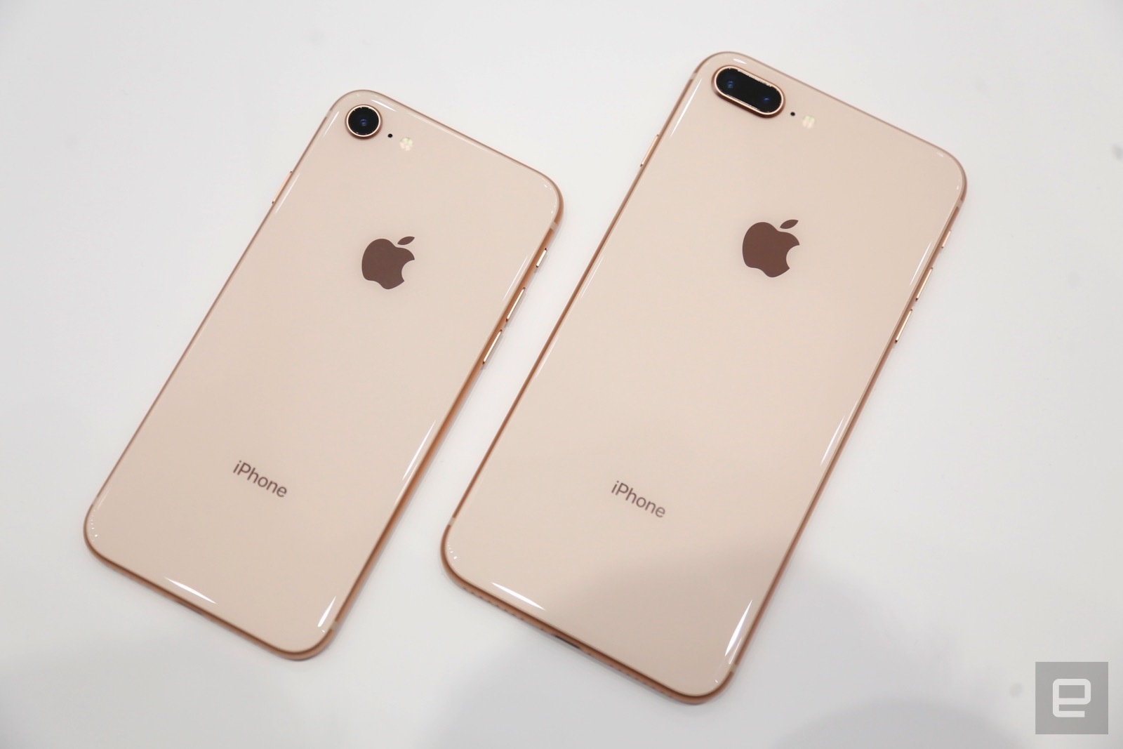 Thuc te iPhone 8, 8 Plus: Don bay de ban iPhone X? hinh anh