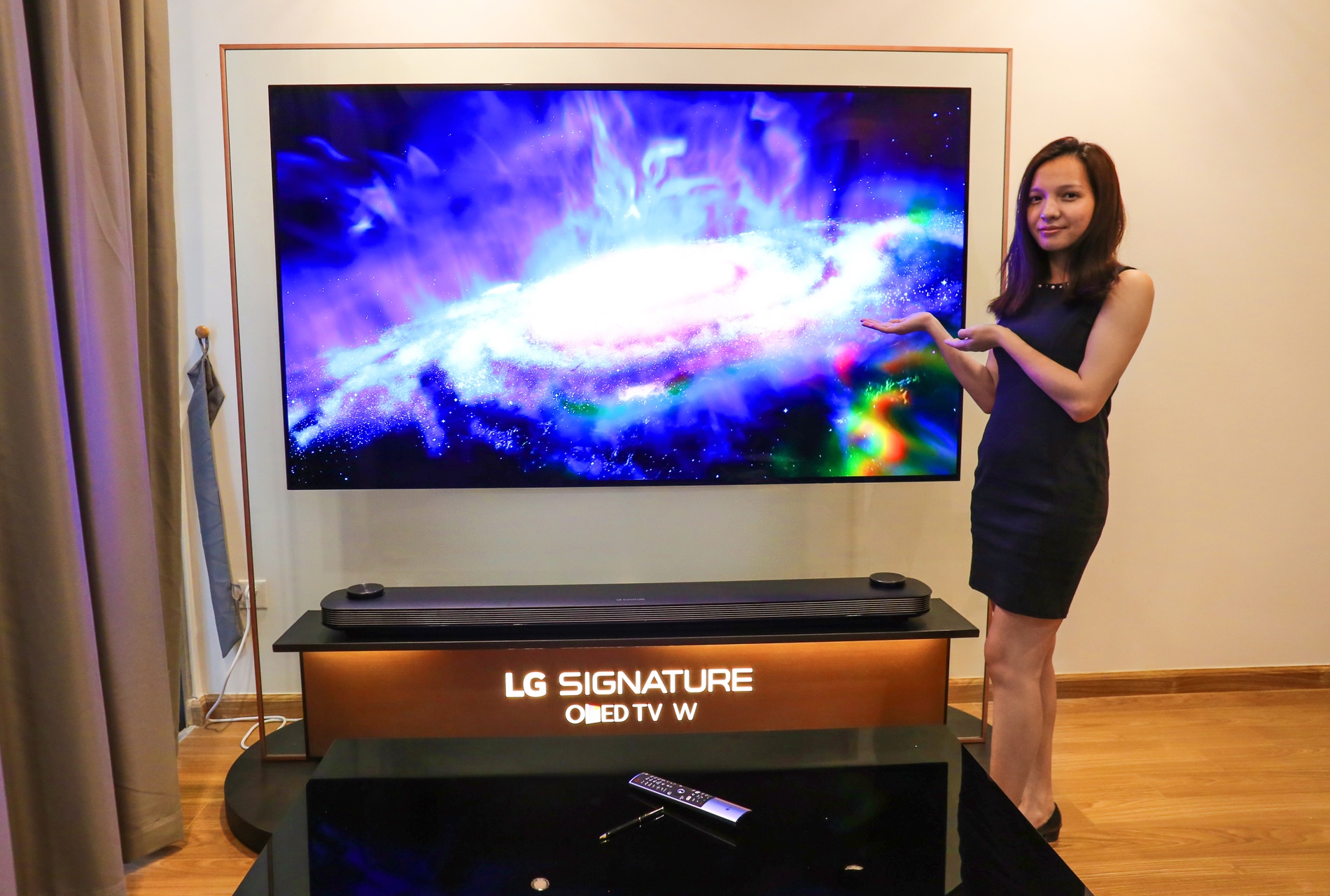 LG Signature W gia 300 trieu dong. anh 1