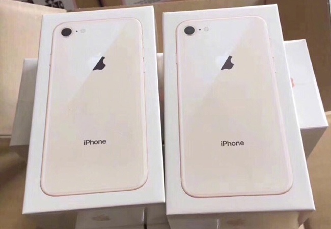 Lo anh hop dung iPhone 8 truoc ngay len ke hinh anh