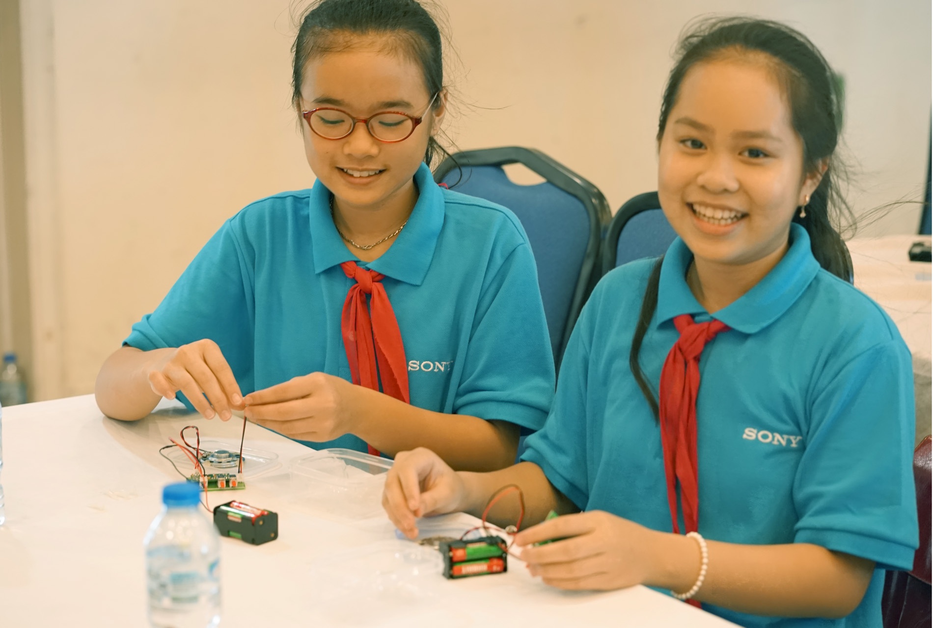 200 ky su nhi hoc lap rap may ghi am hinh anh