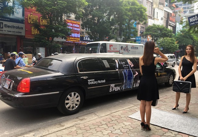 Dung limousine dua don khach den nhan Note 8 hinh anh