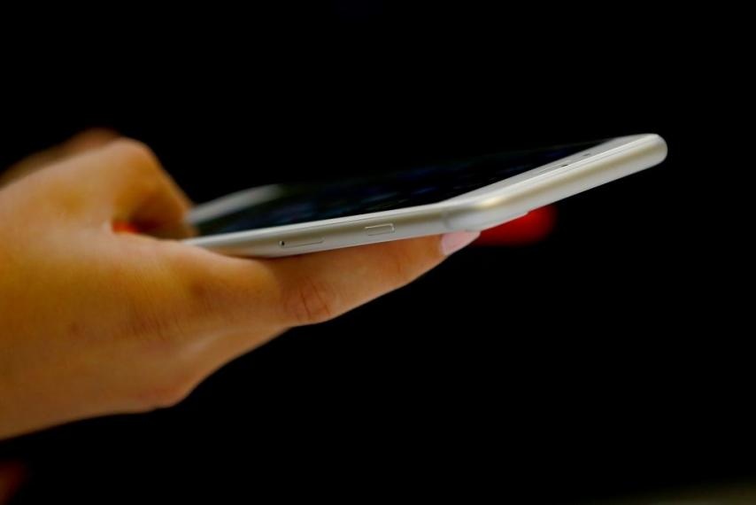 Vi sao nguoi dung het sach cam hung voi smartphone moi? hinh anh