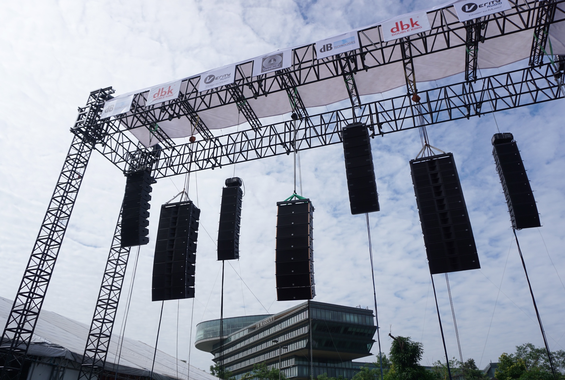 Hang chuc he thong am thanh bieu dien quy tu tai Ha Noi hinh anh