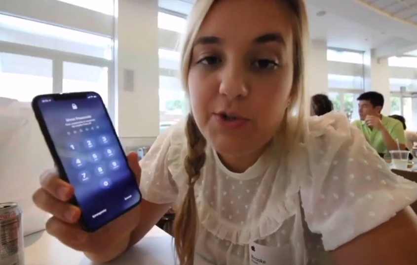 Peterson ke ve viec cha minh bi duoi viec tai Apple hinh anh