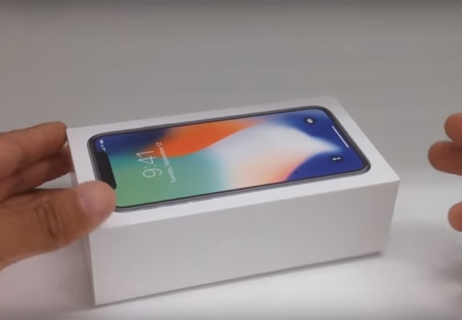 Mo hop iPhone X dau tien tren the gioi hinh anh