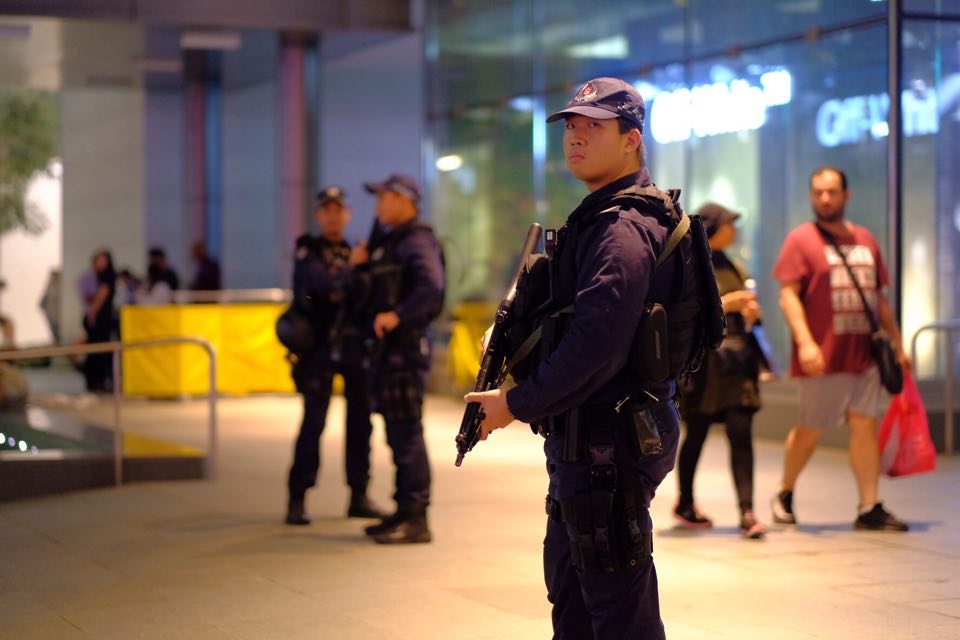 Hon loan mua iPhone X tai Singapore hinh anh