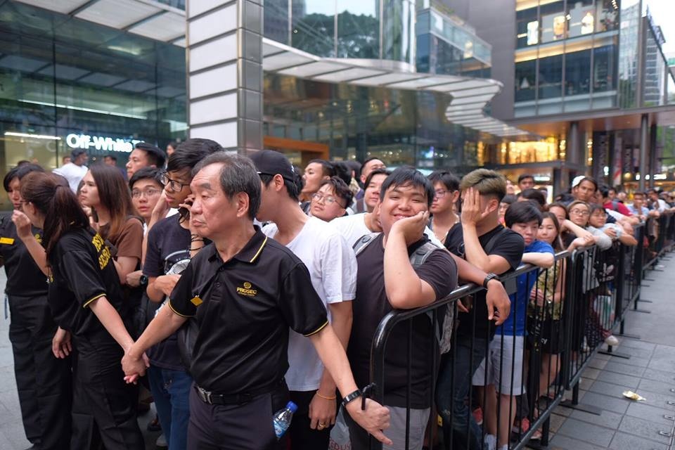 Canh hon loan tai cua hang Apple Store hinh anh