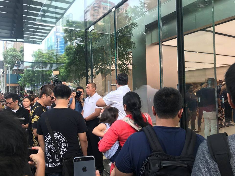 Apple Store Singapore mo cua hinh anh