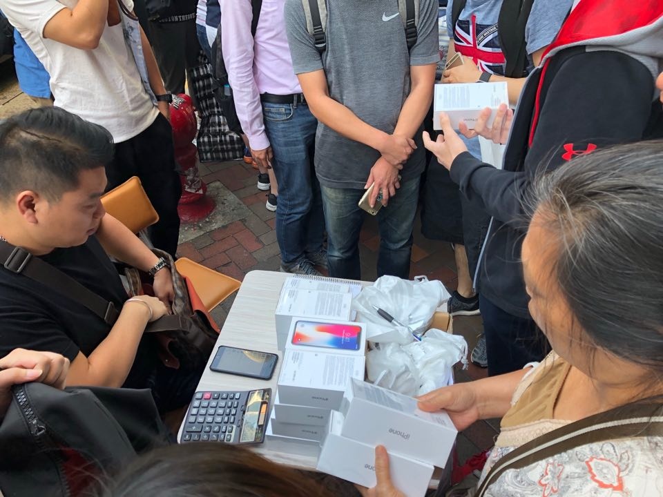 iPhone X ban ra: Thi truong cho den nao loan hinh anh