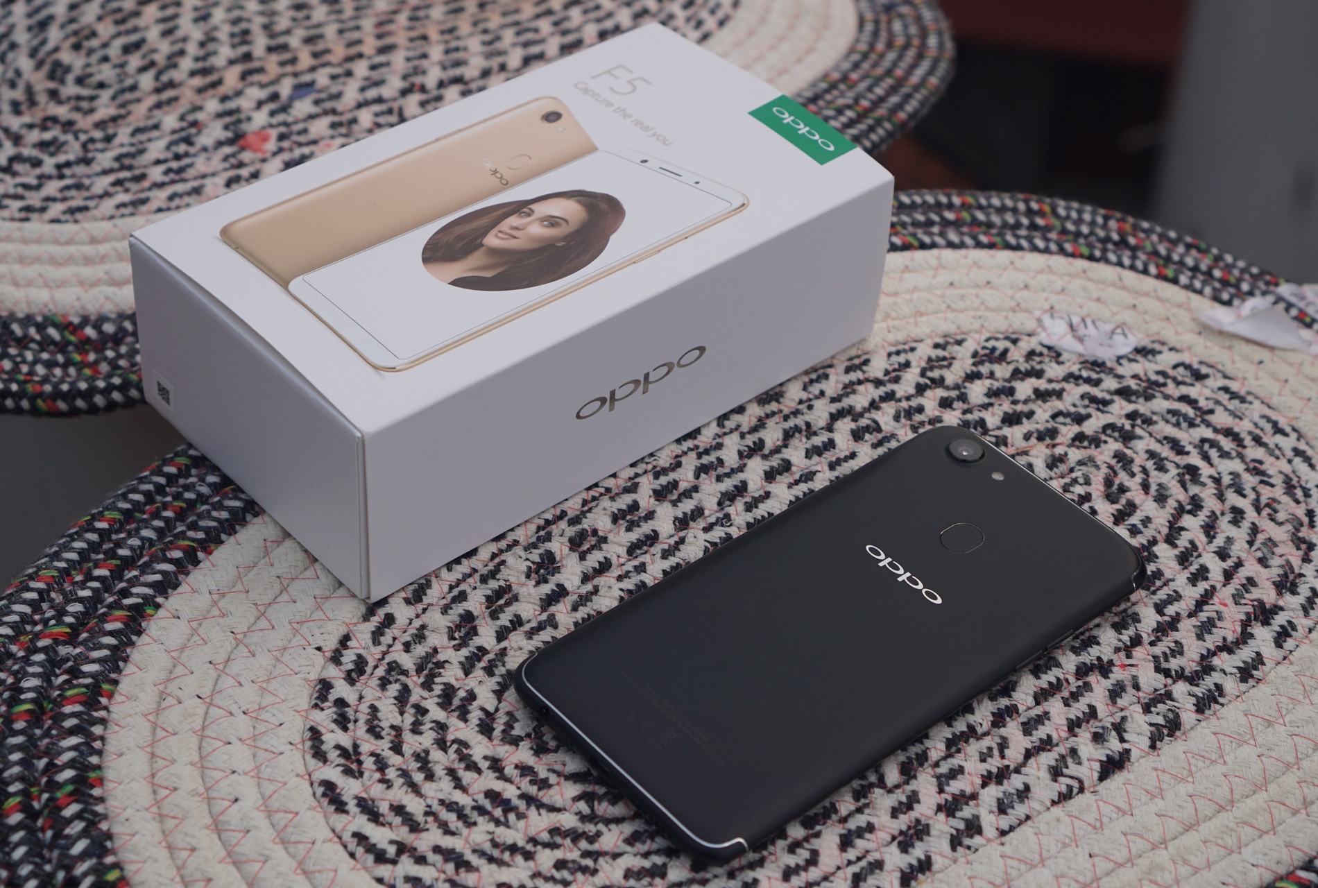 Mo hop Oppo F5 anh 1