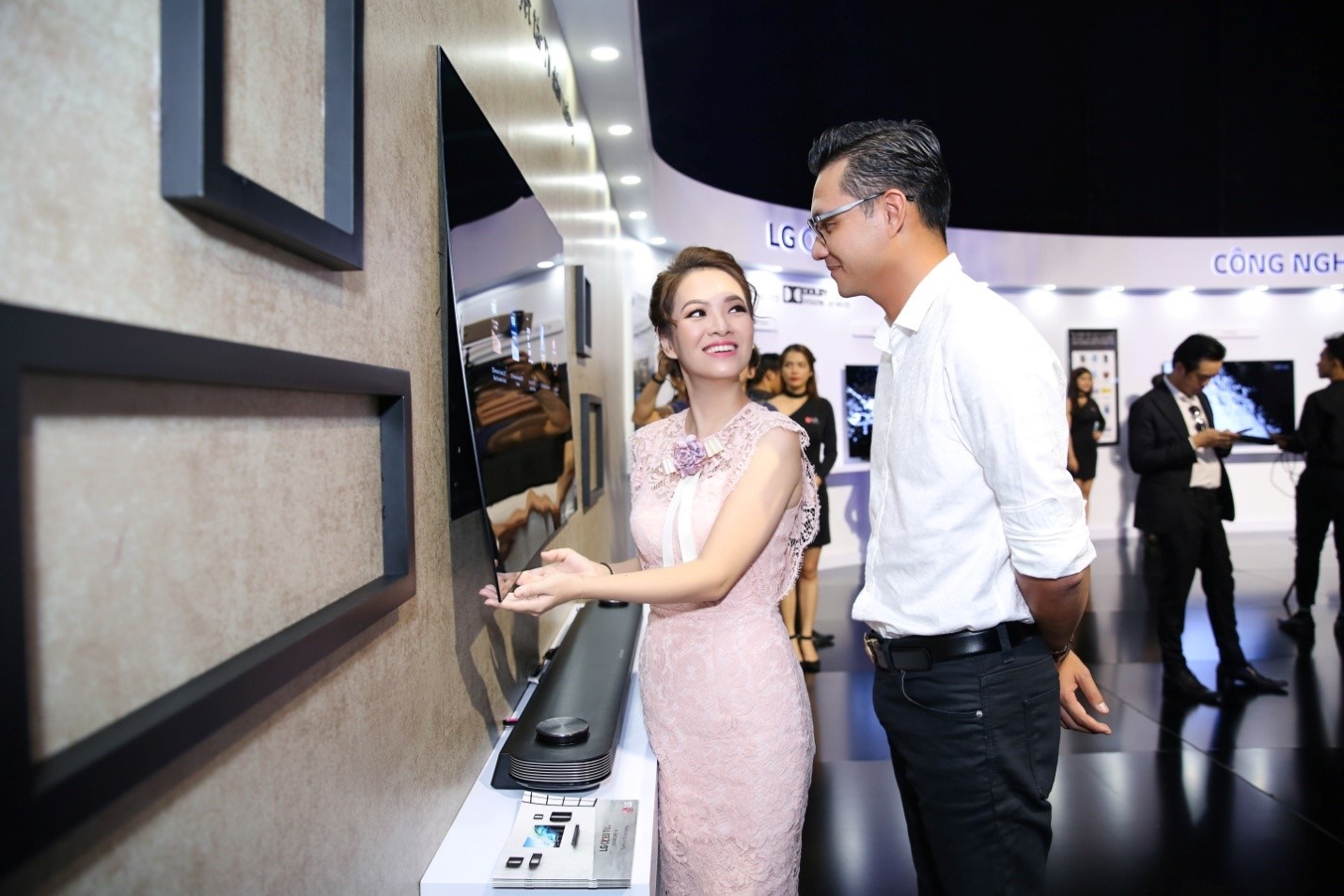 TV OLED len ngoi anh 2