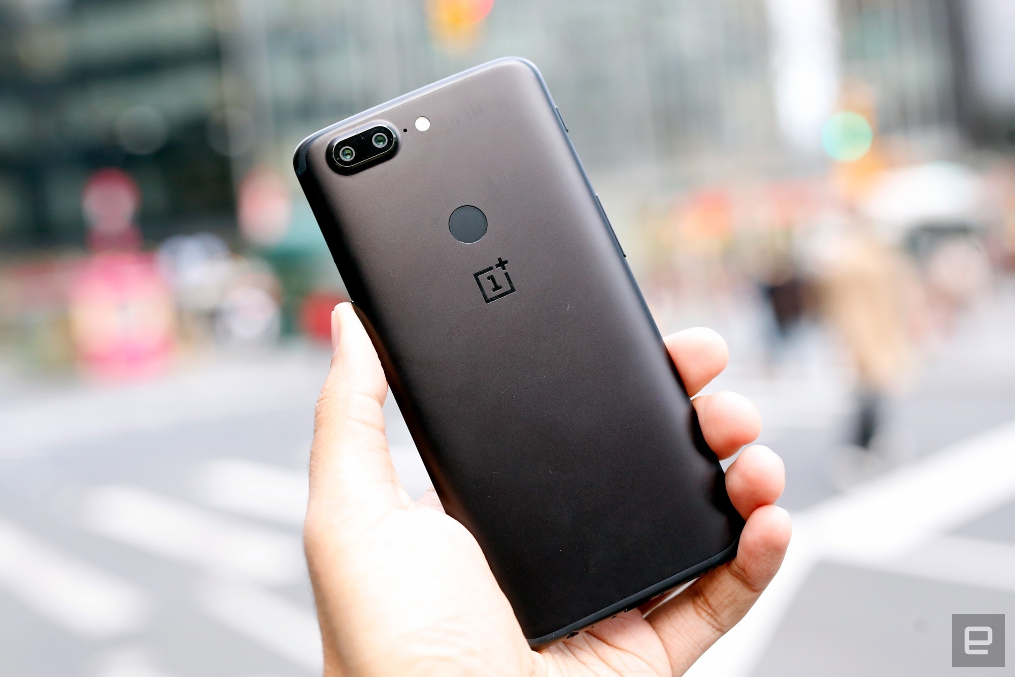 OnePlus 5T ra mat anh 2