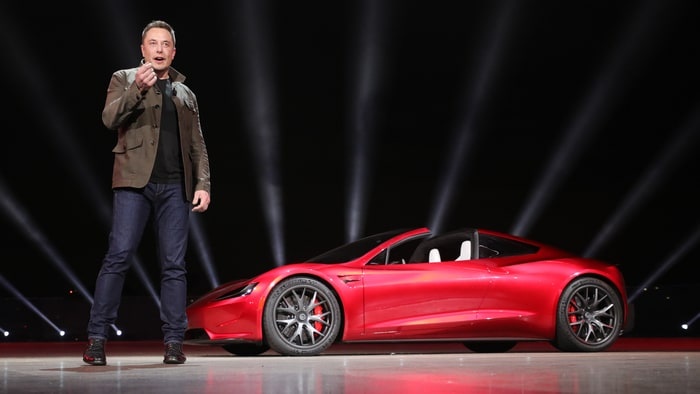 Elon Musk lua ca the gioi: Hua dua Tesla Roadster len khong gian hinh anh