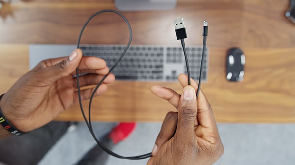 Cap lightning mau den duoc tang kem iMac Pro gia 5.000 USD hinh anh