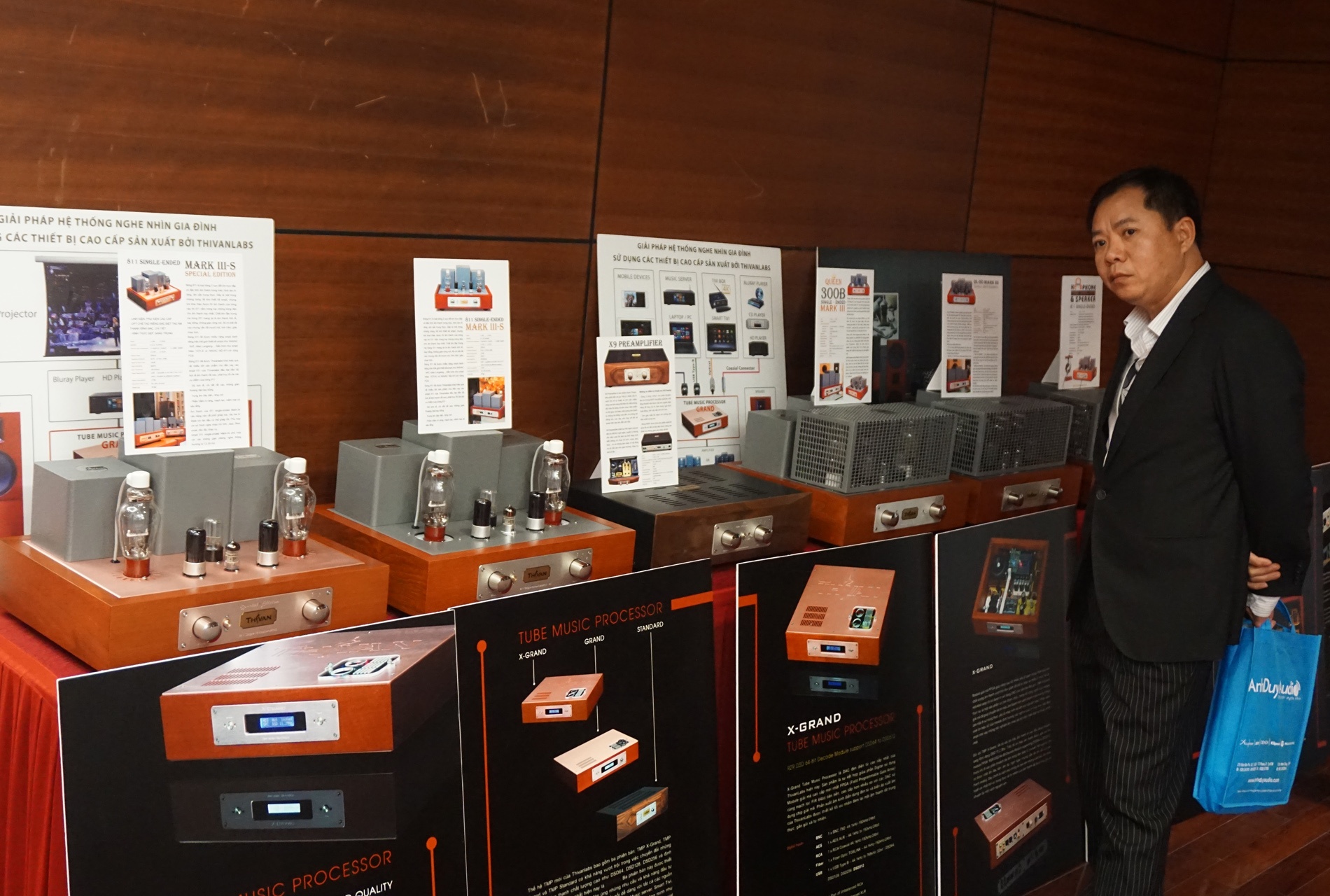 AV Show Ha Noi khai mac anh 4